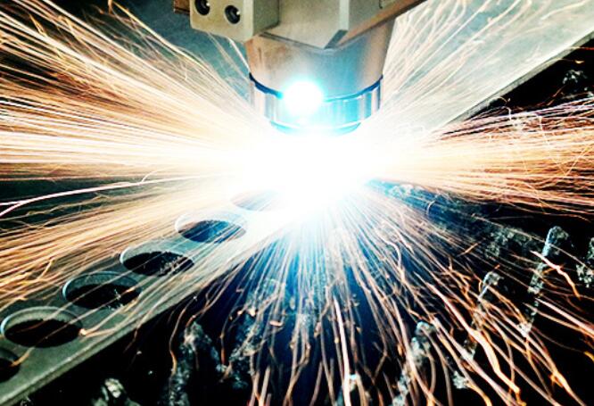 激光切割機應(yīng)該選擇二氧化碳還是光纖？