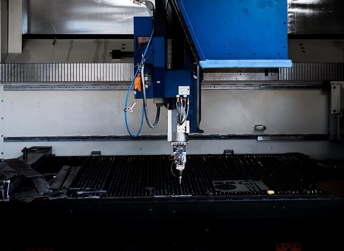 如何區(qū)分二氧化碳激光切割機(jī)和光纖激光切割機(jī)？